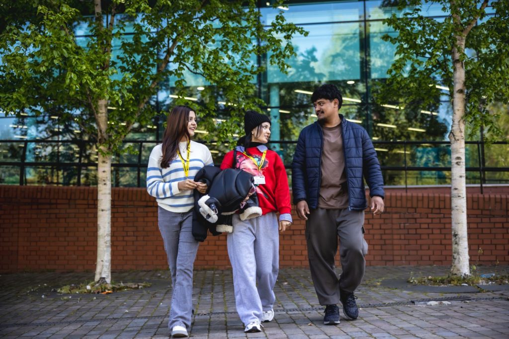 Sinh viên quốc tế chụp ảnh ngoài trời.